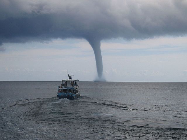 As trombas de água são comuns nas regiões tropicais do planeta.  No Brasil há quem confunda com cabeça d'água (que é o aumento repentino do nível de cachoeiras e rios após uma chuva forte). Mas não há relação. 
