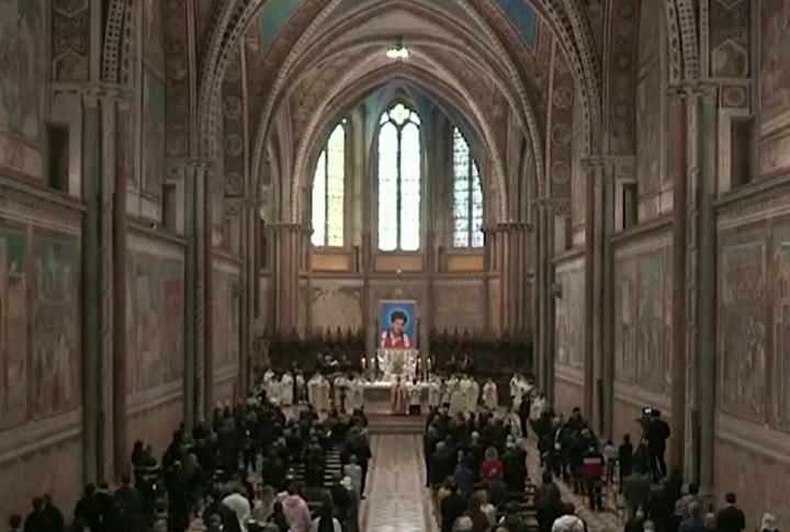 Conhecido por seu trabalho em documentar diversos milagres católicos em um site que ele mesmo criou, o jovem ganhou o apelido de o influenciador de Deus.