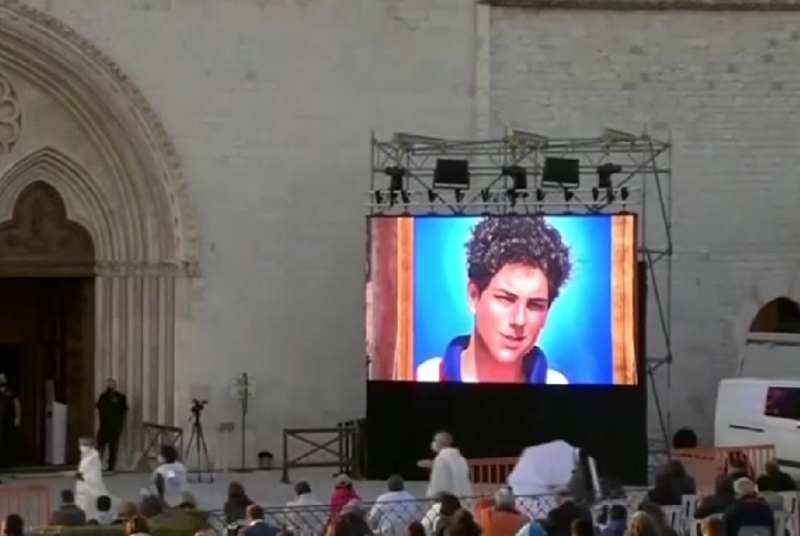 Ele era um especialista em computação, lia livros de engenharia da computação e deixava todos maravilhados, mas colocava seu dom a serviço dos outros e o usava para ajudar seus amigos ”, contou a mãe de Acutis.