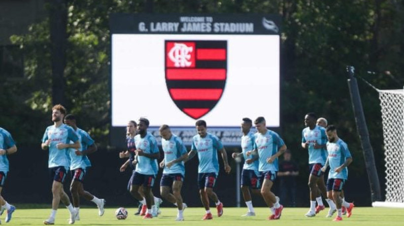 Rubro-Negro observa, de longe, a derrota do Bragantino e o empate do Cruzeiro, portanto, fica em primeiro lugar antes do Mundial