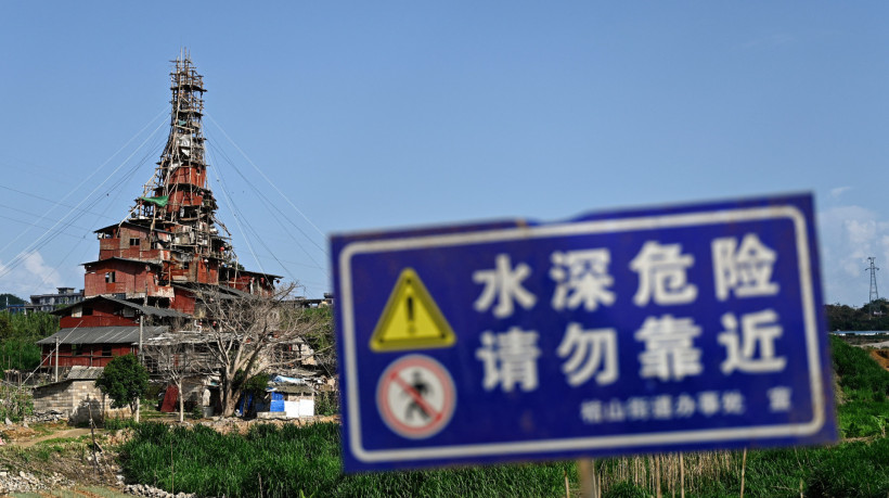 Chen, de 42 anos, passou sete anos e gastou mais de 100.000 yuans (US$ 13.900) desafiando os avisos de demolição das autoridades para transformar o humilde bangalô de pedra de sua família, nos arredores da cidade de Xingyi, em uma casa desconcertante de 10 andares