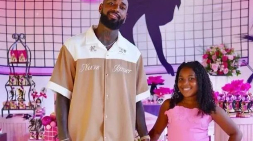 Giovanna, de nove anos, passou a ser alvo de rubro-negros enfurecidos com a iminente saída do meia do clube carioca para o Zenit, da Rússia