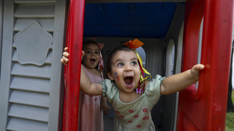 As gêmeas Elise Maria (rosa) e Maria Eloize (verde), de um ano e nove meses, aproveitam para brincar durante a inauguração da brinquedocreche no Hospital Infantil Albert Sabin (HIAS)