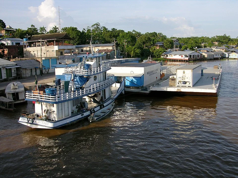 Santo Antônio do Içá (AM)
Localizada no interior do Amazonas, tem cerca de 22 mil habitantes e é acessível por via fluvial. A religiosidade popular é forte, com destaque para o sincretismo religioso.