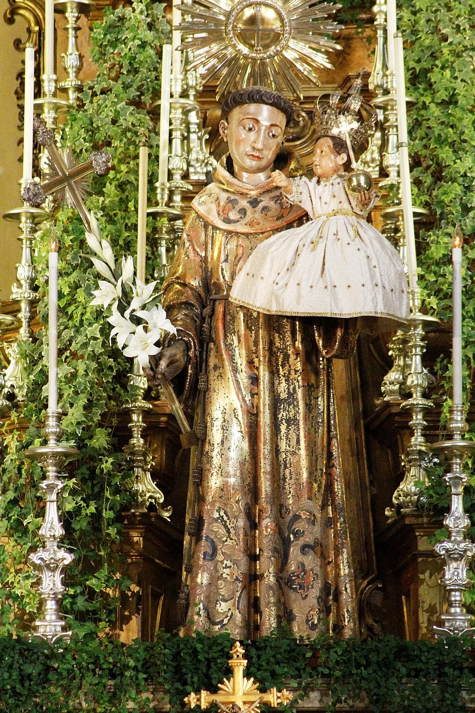 Ele é invocado para causas urgentes, proteção dos lares e ajuda na vida amorosa.
As festas são marcadas por missas, procissões e tradições populares, como simpatias e distribuição de pães bentos.