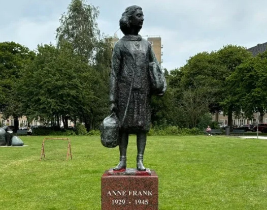 Anne Frank foi uma menina que sofreu os horrores do Holocausto imposto pelos nazistas e ganhou projeção mundial de importância histórica ao revelar sua situação num diário. Uma estátua dela fica em Amsterdã, na Holanda. 