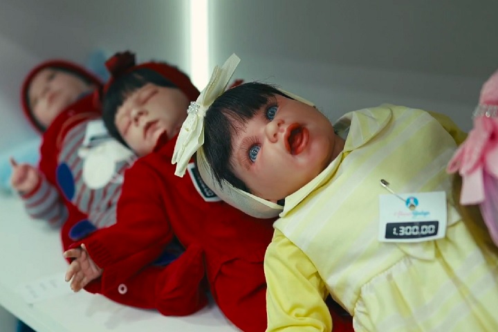 Familiares revelaram que a moça, que enfrenta problemas de depressão, havia comprado o bebê reborn por R$ 2,8 mil na internet cerca de um mês antes e saíra de casa sem avisar ninguém. 