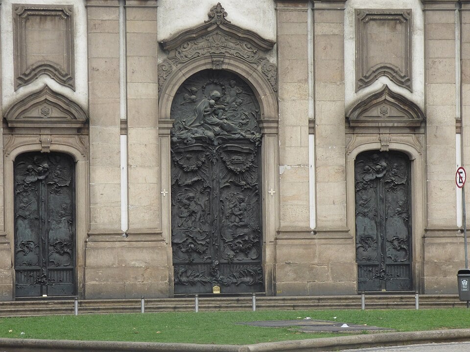 A igreja possui três imensas portas de bronze, que foram instaladas apenas no ano de 1901. Elas foram esculpidas pelo artista português Antônio Teixeira Lopes e ficam abertas de segunda a sexta-feira entre 7h30 e 16h.

