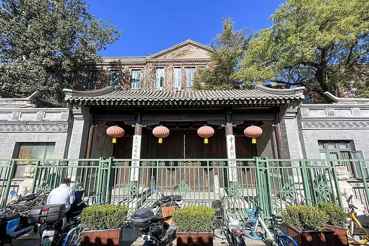 Quando criança, Jackie foi enviado ainda pequeno para a China Drama Academy, uma escola rigorosa de ópera de Pequim.