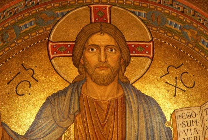 Aos 30 anos, Jesus começou seu ministério público, pregando a chegada do Reino de Deus, mensagens de amor, perdão, compaixão e justiça.