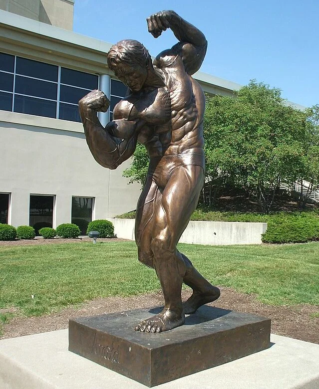 O ator e ex-fisiculturista Arnold Schwarzenegger tem também algumas estátuas pelo mundo. Uma delas fica na Áustria, seu país natal, e outra em Ohio, nos EUA.