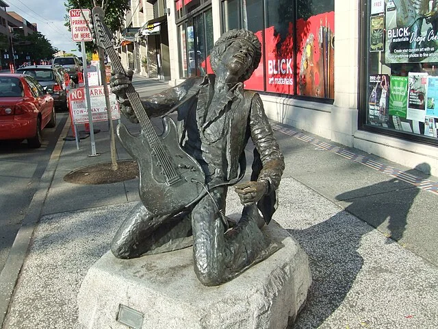 O lendário guitarrista Jimi Hendrix - falecido em 1970 - tem esta estátua em Seattle, EUA, representando a energia de suas apresentações. 