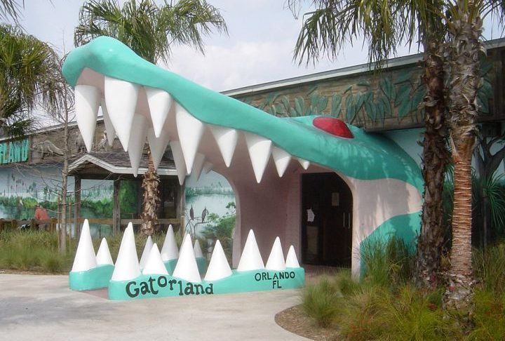 O icônico portal de entrada, em forma de uma enorme cabeça de jacaré com a boca aberta, tornou-se um point para fotos.