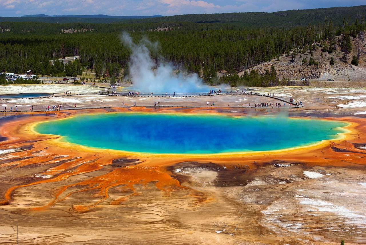 Grand Prismatic - Maior fonte termal dos EUA e terceira maior do mundo, fica no Parque Yellowstone e tem camadas de vermelho, laranja, amarelo, verde e azul. 
