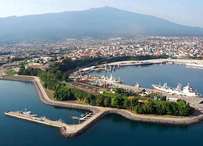 Guiné Equatorial - País da África Central com uma parte continental e 5 ilhas vulcânicas. A indústria petrolífera, ponto alto da economia do país, se concentra na capital Malabo. O Parque Nacional de Monte Alen preserva uma biodiversidade de fauna e flora. 