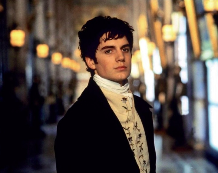 Em 2002, Cavill interpretou Albert Mondego, em O Conde de Monte Cristo, e ganhou um destaque maior no cinema.
