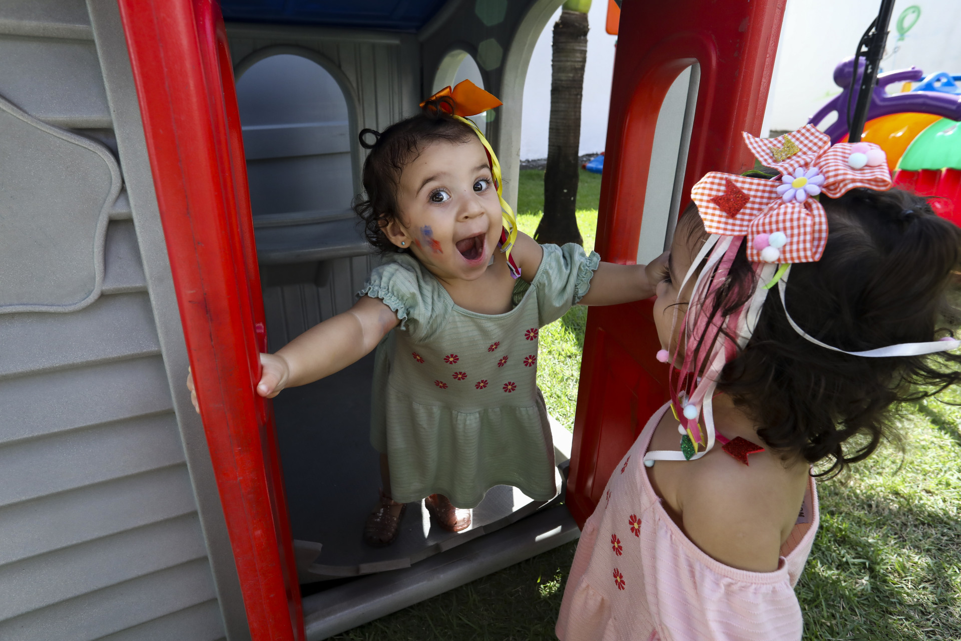 As gêmeas são acompanhadas pelo Programa Alergia à Proteína do Leite de Vaca (APVL), no Centro de Especialidades do HIAS(Foto: FÁBIO LIMA)