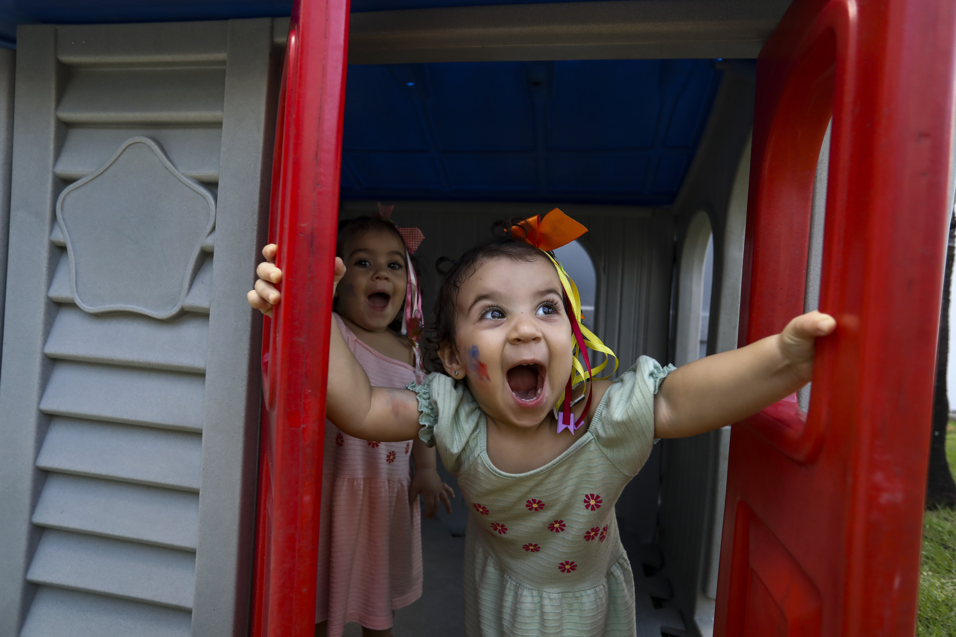￼AS GÊMEAS Elise Maria (rosa) e Maria Eloize (verde) brincaram no espaço (Foto: FÁBIO LIMA)