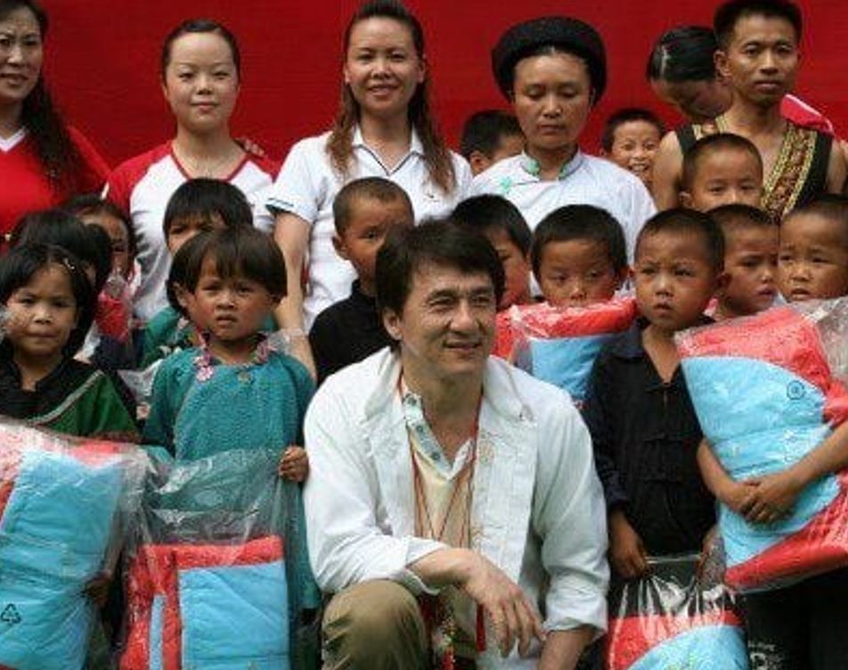 Ele é um defensor de causas sociais e filantrópicas, especialmente ligadas à educação, saúde infantil e preservação do meio ambiente. Em 1988, fundou a Jackie Chan Charitable Foundation.