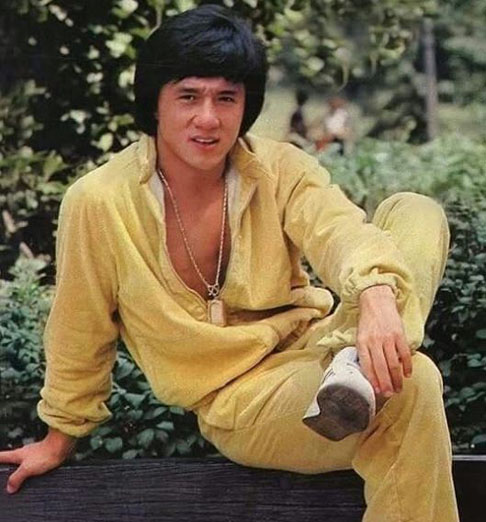 Nos anos 1970, Jackie Chan começou a trabalhar como dublê em filmes do astro Bruce Lee, entre eles Operação Dragão, de 1973.