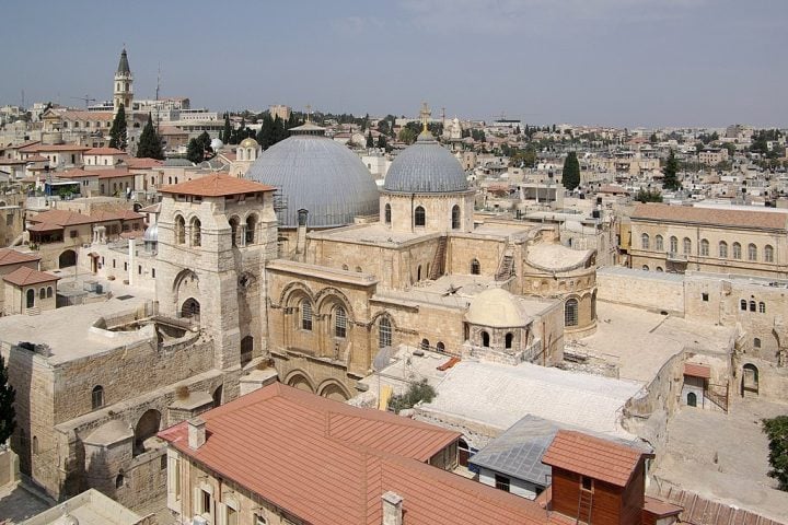 Embora não haja prova definitiva de que seja o túmulo de Jesus, a arqueóloga ressaltou que a fé das pessoas foi crucial para preservar o local.