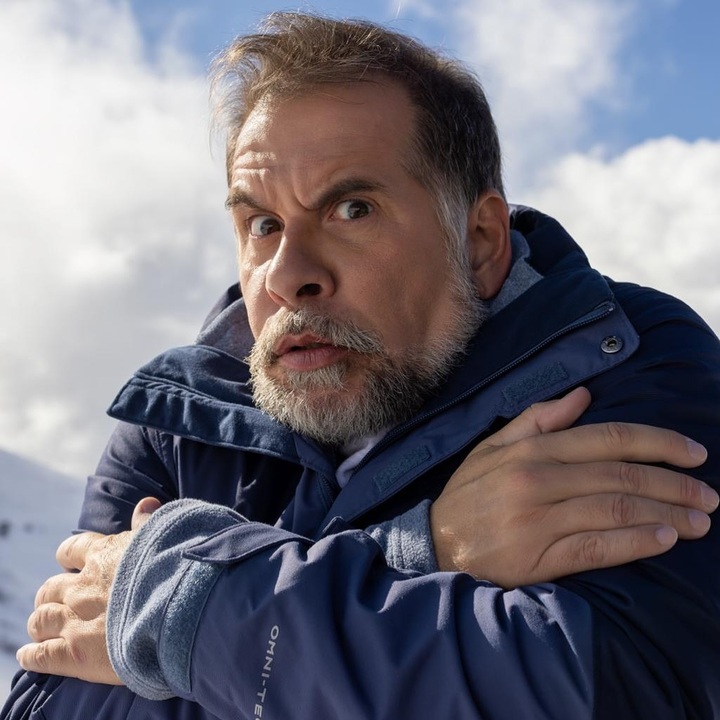 Leandro Hassum nasceu em Niterói, no Rio de Janeiro, no dia 26 de setembro de 1973. Ele é ator, comediante, dublador, roteirista e produtor.