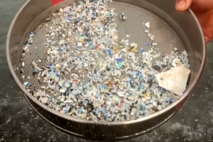 Os microplásticos são pedacinhos muito pequenos de plástico que estão espalhados pelos oceanos do mundo todo.