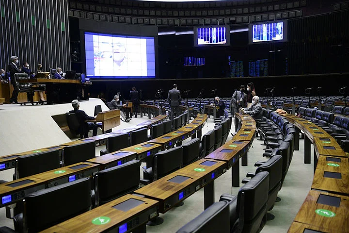 O assunto está rendendo tanto que foi parar até na Câmara dos Deputados. Parlamentares chegaram a apresentar três projetos de lei para evitar que mães desses bonecos recebam benefícios indevidos.