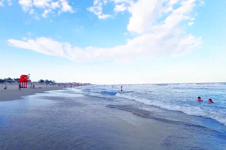5º) Praia de Mariluz (Imbé, RS | 51 microplásticos/m²) - Esse é um destino bastante procurado por famílias e turistas que buscam tranquilidade e boa infraestrutura no litoral norte do Rio Grande do Sul.
