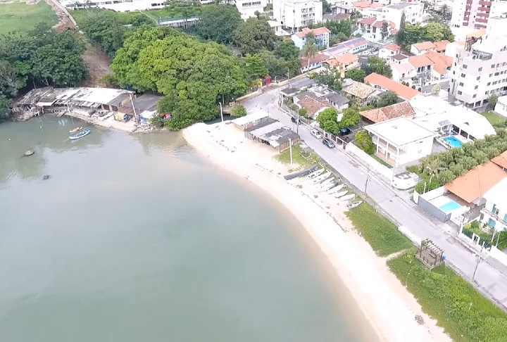 3º) Praia do Rizzo (Florianópolis, SC | 78 microplásticos/m²) - Localizada no bairro de Coqueiros, na parte continental de Florianópolis, é uma pequena enseada de aproximadamente 290 metros de extensão, com areia clara e águas calmas.

