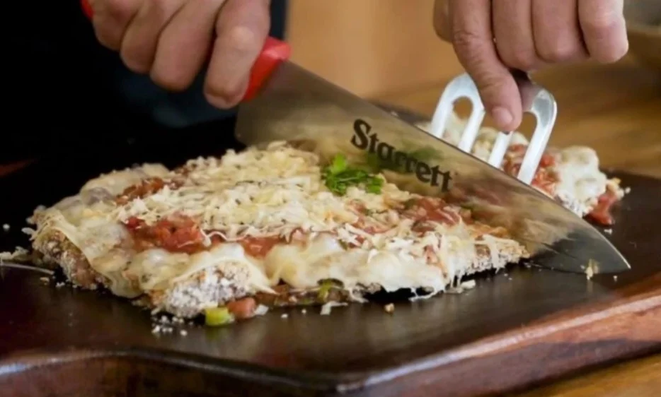 Um novo tipo de churrasco atraiu a curiosidade na internet. O canal Churrasqueadas, no YouTube, que tem mais de 2 milhões de inscritos, sugere o Churrasco à Parmegiana. É inspirado no famoso Bife à Parmegiana, que muitos associam à Itália, mas, segundo especialistas, foi inventado em São Paulo. 