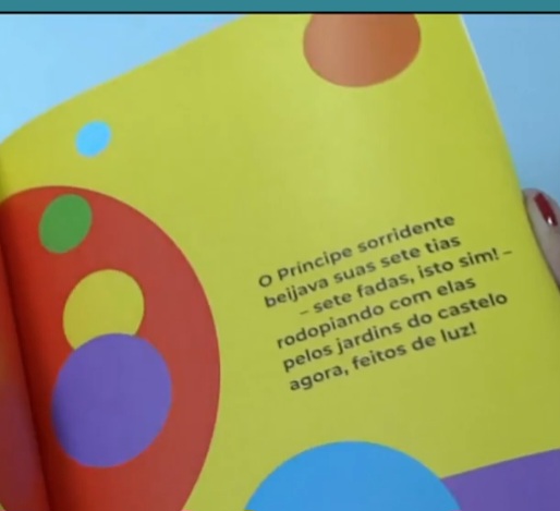O livro é um conto de fadas rimado em que um príncipe é guiado por 7 tias mágicas. Cada personagem simboliza um dia da semana, um planeta, uma cor, um pecado capital e uma nota musical.