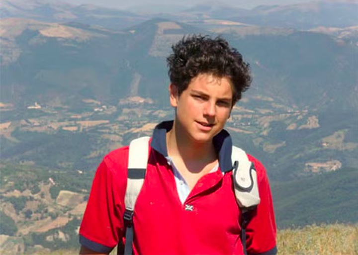 O jovem ítalo-britânico, que morreu aos 15 anos, seria canonizado em 27/4 mas a cerimônia foi suspensa após a morte do Papa, no dia 21/4. 
Carlo ficou conhecido como padroeiro da internet, pois usava as redes sociais e a computação para evangelizar.

