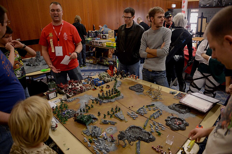 A Amazon adquiriu os direitos de “Warhammer 40K” (foto) em 2022 e atribuiu a Cavill a liderança criativa da adaptação do jogo para o audiovisual. Ainda não há data definida para a estreia dessa aguardada série.
