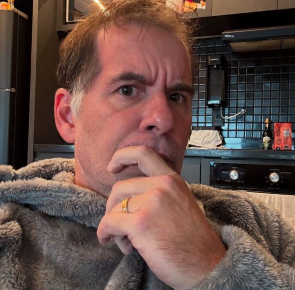 Ele revelou que o pai chegou a ficar 11 anos preso por tráfico internacional de drogas. 