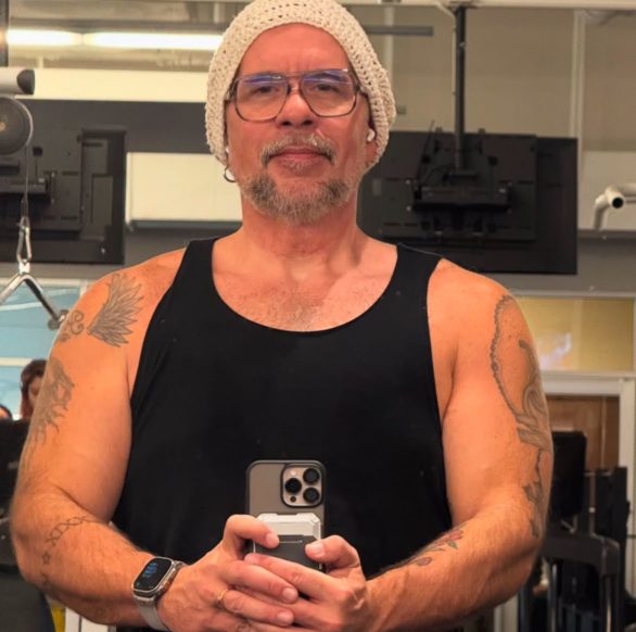 Em outro trecho da entrevista, o comediante ex-Rede Globo revela que enfrentou dificuldades financeiras após a prisão do pai, chegando a vender salgadinhos para pagar seu curso de teatro.