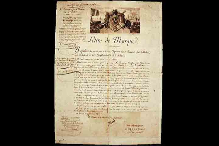 Corsários eram legalizados, pois recebiam uma carta de corso de um governo, autorizando-os a atacar navios inimigos em tempos de guerra. Eles atuavam como agentes do estado, podendo compartilhar os lucros com o governo.