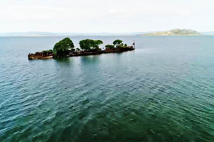 Quem observa essa formação à distância pensa tratar-se de uma pequena ilha de formato peculiar, mas na realidade uma embarcação encalhada foi recoberta de vegetação até adquirir o curioso aspecto atual. 
