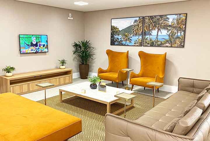 De acordo com o comunicado da empresa, a sala VIP do aeroporto Brigadeira Lysias Rodrigues, na capital tocantinense, tem uma nova concepção de café lounge, com decoração sobre os patrimônios culturais do estado, wi-fi ilimitado de alta velocidade e espaços confortáveis para trabalho e descanso. 