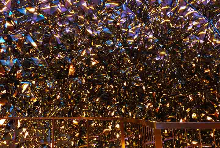 A marca é renomada por seus cristais de alta qualidade, utilizados em diversos produtos, que vão desde joias e acessórios até itens de decoração e arte.