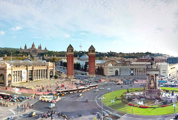 A arquitetura é um dos elementos mais notáveis da cidade. Tanto que algumas das obras foram consideradas ‘Patrimônio Mundial’ pela Unesco como a ‘Casa Batlló’ e ‘Casa Millá’. 