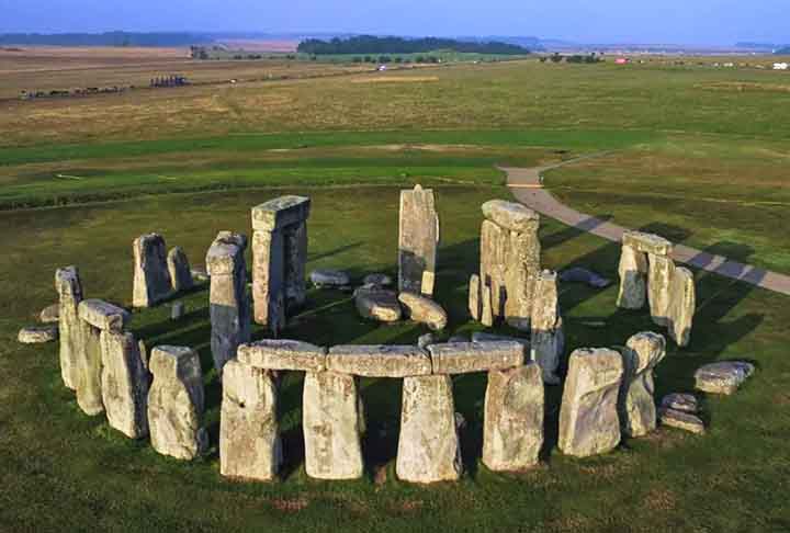 Stonehenge é um dos monumentos pré-históricos mais famosos do mundo, localizado na planície de Salisbury, no sul da Inglaterra.