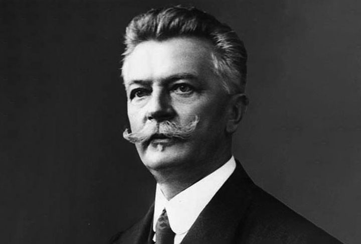 Daniel Swarovski desenvolveu uma máquina elétrica de corte de cristal em 1892, o que revolucionou a indústria de cristais ao permitir cortes mais precisos e brilhantes.