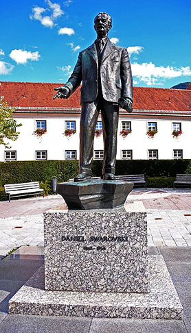 Em 1895, Swarovski fundou a Swarovski & Co. em Wattens, Áustria, onde começou a produzir cristais cortados com sua máquina.