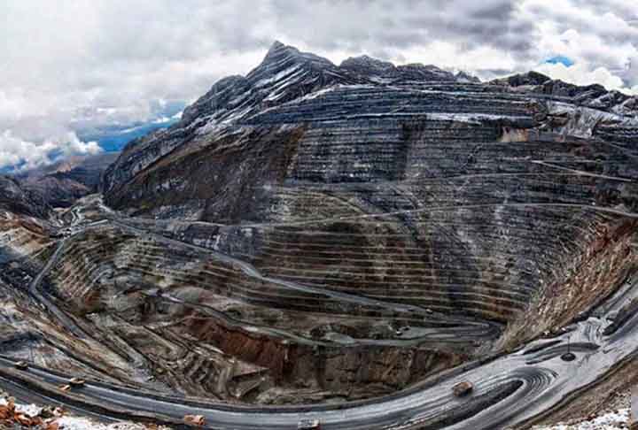 Antamina na Cordilheira dos Andes do Peru é uma das maiores minas de prata, cobre e zinco do mundo. Fica a céu aberto e é de propriedade conjunta da Teck Resources, BHP , Glencore e Mitsubishi Corporation.