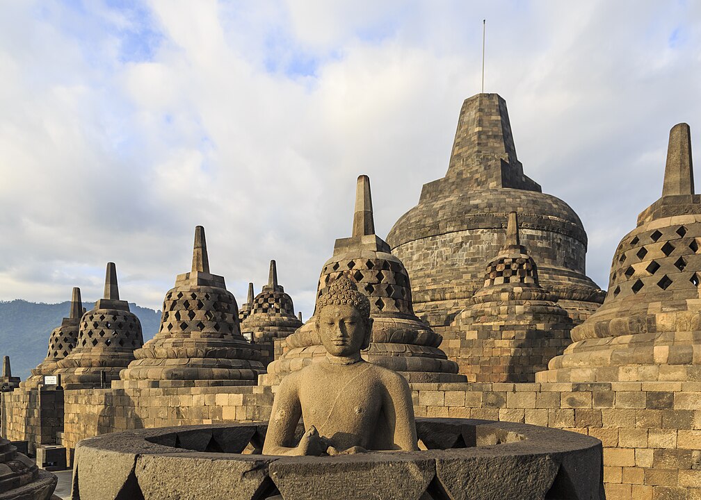 Templo Borobudur – Java Central, Indonésia (século IX) - Maior templo budista do mundo, foi construído como uma mandala tridimensional. Possui 72 estupas e mais de 2.600 painéis em relevo que retratam a vida do Buda e os ensinamentos do Mahayana.
