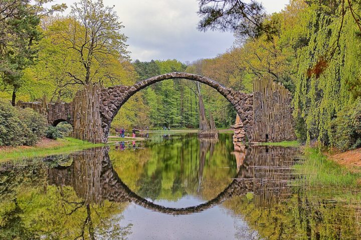 A Ponte do Diabo (ou Rakotzbrücke, em alemão) é uma das construções mais fascinantes e fotografadas do mundo. Conheça mais sobre esse lugar repleto de lendas!