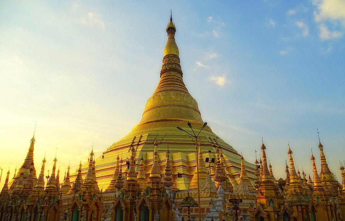Templo Shwedagon – Yangon, Mianmar (aprox. século VI a.C., reconstruído no século XV)
Segundo a tradição, contém relíquias de quatro Budas, incluindo fios de cabelo de Sidarta. Sua estupa dourada tem quase 100 metros de altura e é coberta com milhares de diamantes e rubis, sendo o principal símbolo espiritual do país.