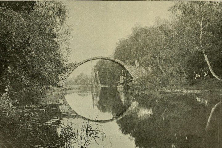 Localizada no Parque Kromlau, no leste da Alemanha, na região da Saxônia, a Ponte do Diabo foi construída em 1860 a mando de um cavaleiro local.