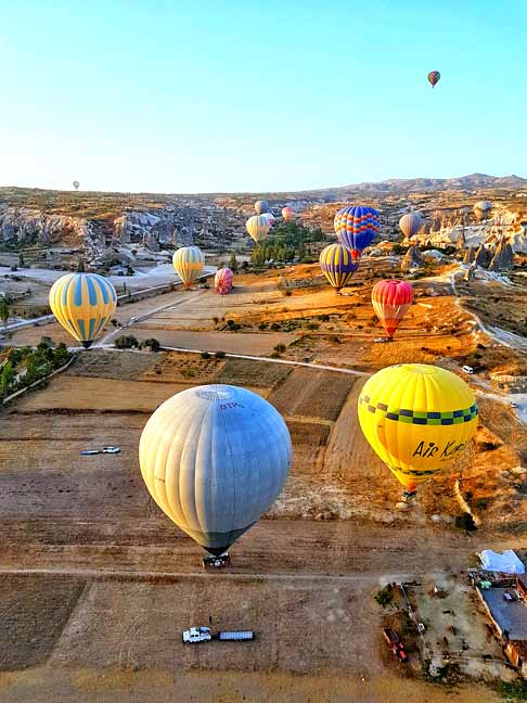 6º) Passeio de balão na Capadócia, Turquia - Andar de balão de ar quente na Capadócia ao amanhecer é a sexta atividade mais apreciada pelos turistas. Essa aventura ainda inclui um delicioso café da manhã, servido com champanhe.